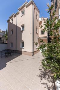 un ampio cortile con un edificio e un patio di Apartment Sergio a Spalato (Split)