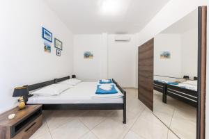 una piccola camera con letto e specchio di Apartment Sergio a Spalato (Split)