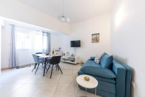un soggiorno con divano blu e tavolo di Apartment Sergio a Spalato (Split)