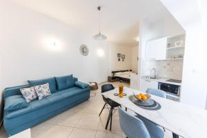 un soggiorno con divano blu e tavolo di Apartment Sergio a Spalato (Split)
