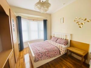 Ένα ή περισσότερα κρεβάτια σε δωμάτιο στο Entire 4 bedroom House - EV POINT & FREE PARKING