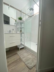 e bagno con doccia e doccia in vetro sul retro. di appartement T2 au centre ville de Sanary sur mer a Sanary-sur-Mer
