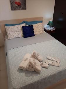 łóżko z ręcznikami i przyborami kuchennymi w obiekcie GOLDEN MOON w mieście Aiándion