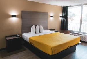 Postel nebo postele na pokoji v ubytování Express Inn & Suites