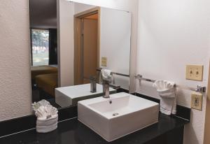 Koupelna v ubytování Express Inn & Suites
