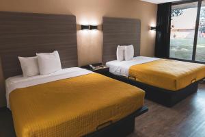 Postel nebo postele na pokoji v ubytování Express Inn & Suites