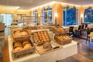 une table avec de nombreux paniers de pain sur la table dans l'établissement Bellavista Swiss Quality Hotel, à Vira