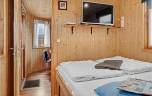 una piccola camera con letto e TV a parete di Cozy Home In Prst With Kitchen a Præstø