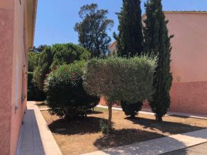 Ogród w obiekcie La Corse tranquille 300m de la plage et piscine