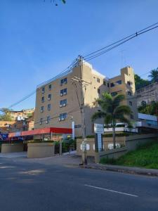 una calle vacía delante de un edificio en Hotel Sempre Bahia, en Salvador