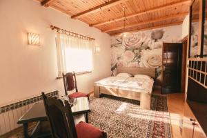 1 dormitorio con 1 cama y un mural de rosas en Mak Oruc Home Visoko, en Visoko
