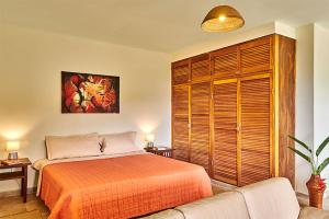 Letto o letti in una camera di Rainforest Lodge Playa Jaguar Hillside Azul