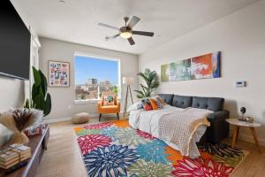 uma sala de estar com uma cama e uma ventoinha de tecto em Downtown Walking Oasis with King BD and City View em Salt Lake City