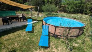 a hot tub in a yard with a table and chairs at Maison Pré Long et Pré Long House in Le Thoronet