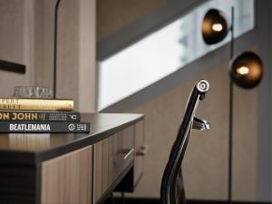 ロンドンにあるMontcalm East, Autograph Collectionの部屋のカウンターに座る本
