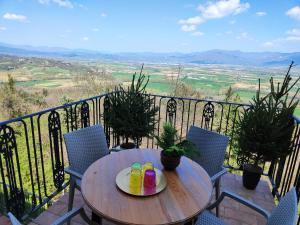 a wooden table with drinks on top of a balcony at Casa degli Artisti in Citerna