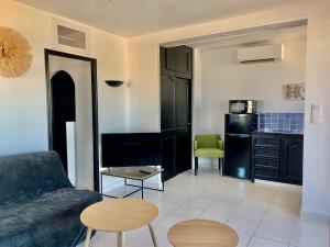 ein Wohnzimmer mit einem Sofa und einem Tisch in der Unterkunft MarinesAppartement-Yachts view, 100m Beach, Fiber Wifi High speed in Saint-Tropez
