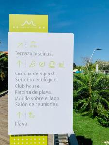 ein Schild für ein Restaurant in einem Park in der Unterkunft Samaria Club de Playa - Pozos Colorados - By INMOBILIARIA VS in Santa Marta