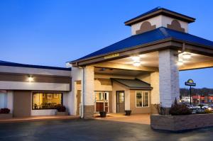 un hotel frente a un edificio con aparcamiento en Days Inn by Wyndham Cookeville, en Cookeville