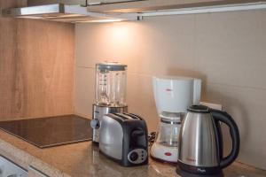 um balcão de cozinha com um liquidificador e comodidades para preparar café em MODERNO, COMODO & MEJOR UBICADO vive Punta Día & Noche!! em Punta del Este