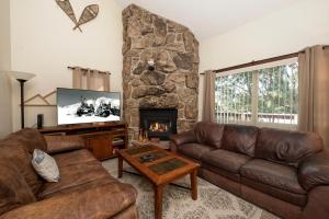 Khu vực ghế ngồi tại Twin Rivers Vasquez 3 by Stay Winter Park +23 ảnh