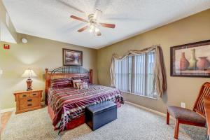 ピジョン・フォージにあるSmoky Mountain Dream Whispering Pines 641のベッドと天井扇風機のある寝室 +30枚の写真