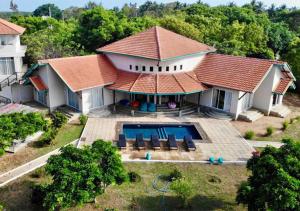 una vista aérea de una casa con piscina en The Beach house by Kay Jay Hotels en Pasikuda