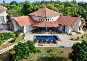 - une vue aérienne sur une maison avec une piscine dans l'établissement The Beach house by Kay Jay Hotels, à Pasikuda