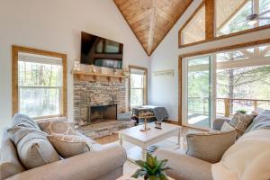 Χώρος καθιστικού στο Lakeside Paradise in Ellijay Hot Tub, Fire Pit