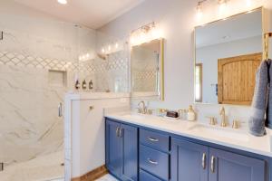 Ένα μπάνιο στο Lakeside Paradise in Ellijay Hot Tub, Fire Pit +38 φωτογραφίες