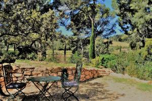 Ogród w obiekcie Les Pieds Tanqués - Chambres d'hôtes - Calanque à pieds