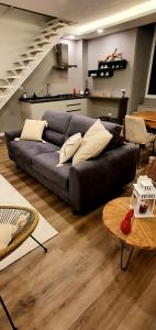 Suite dei Borboni - Appartamento في نابولي: غرفة معيشة مع أريكة وطاولة