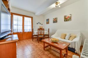uma sala de estar com um sofá e uma mesa em Villas Guzman - Altamira em Benissa