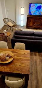 Suite dei Borboni - Appartamento في نابولي: غرفة معيشة مع طاولة وأريكة