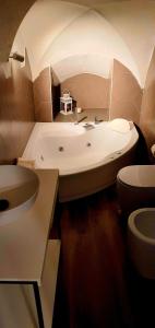 Suite dei Borboni - Appartamento في نابولي: حمام مع حوض ومرحاض ومغسلة