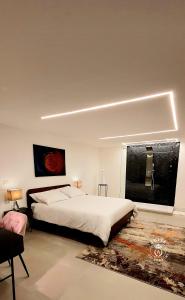 una camera con un grande letto e una finestra di Suite dei Borboni - Appartamento a Napoli