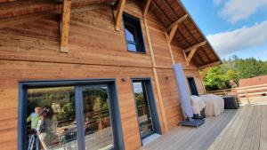 Balkon lub taras w obiekcie CHALET LES PRIMEVÈRES 4 Étoiles