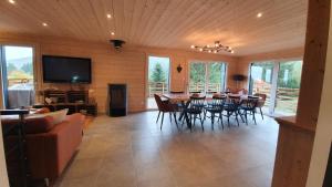 Telewizja i/lub zestaw kina domowego w obiekcie CHALET LES PRIMEVÈRES 4 Étoiles