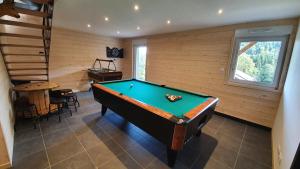 Stół bilardowy w obiekcie CHALET LES PRIMEVÈRES 4 Étoiles