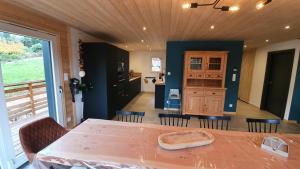 Kuchnia lub aneks kuchenny w obiekcie CHALET LES PRIMEVÈRES 4 Étoiles