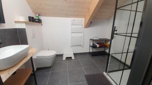 Kúpeľňa v ubytovaní CHALET LES PRIMEVÈRES 4 Étoiles + 22 fotografií