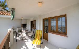 a dining room with a table and chairs on a balcony at Terraza con vistas espectaculares - Haciendas ALBERT VILLAS Alcossebre in Alcossebre