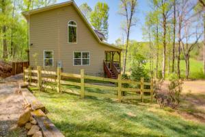 Zahrada ubytování Peaceful Ellijay Home with Deck - Hike and Fish!