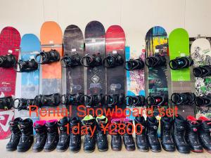 Ein Haufen Snowboards steht an einer Wand. in der Unterkunft Belle Vue Nishiura in Minami Uonuma