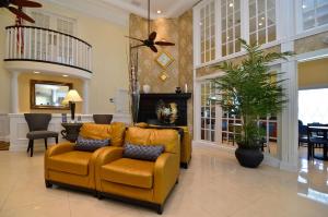 sala de estar con sofá amarillo y ventilador de techo en Best Western Plus Kingsland, en Kingsland