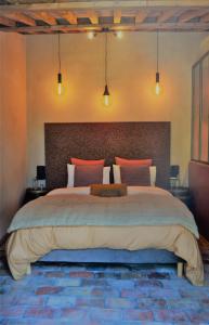 - une chambre avec un grand lit et des oreillers rouges dans l'établissement Les Pieds Tanqués - Maison et Chambres d'hôtes dans le Var -Saint Cyr sur Mer, à Saint-Cyr-sur-Mer