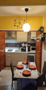 uma cozinha com uma mesa com cadeiras e um relógio em Apartment Il Monte Old Bridge em Florença