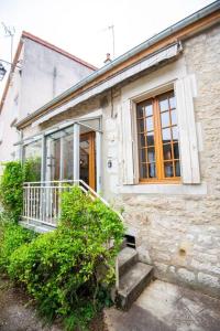 Casa de piedra con escalera y ventana en Maison de charme en Bourgogne en Vincelottes