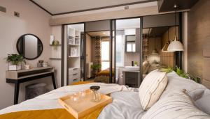 1 dormitorio con 1 cama grande y espejo en Bailey Lodge en Padstow