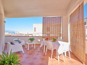einen Balkon mit weißen Tischen und Stühlen und einem großen Fenster in der Unterkunft Limoncello Home con Veranda vista Mare a 3 Min dalla spiaggia in Alcamo